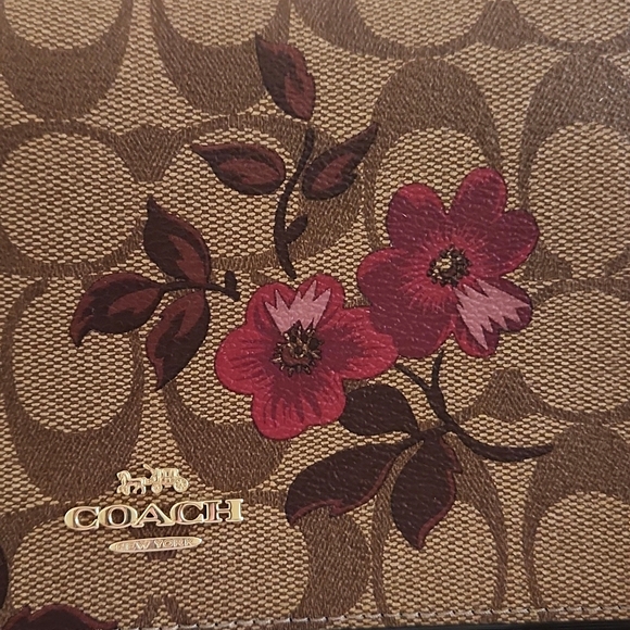Beautiful NWT Coach Victorian Floral Hayden Berry Foldover Crossbody Clutch 🌺♥️ - Picture 3 of 17